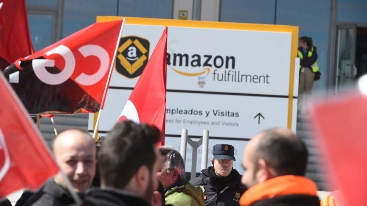 Los sindicatos cifran en el 95% el seguimiento por parte de los trabajadores del segundo y último día de huelga en el centro logístico de Amazon en San Fernando de Henares (Madrid).-FERNANDO VILLAR