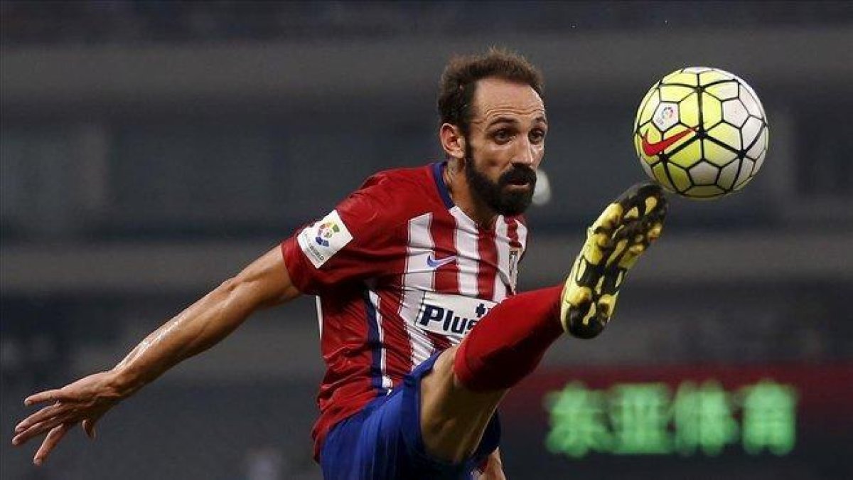 Juanfran durante un partido con el Atlético.-EL PERIÓDICO