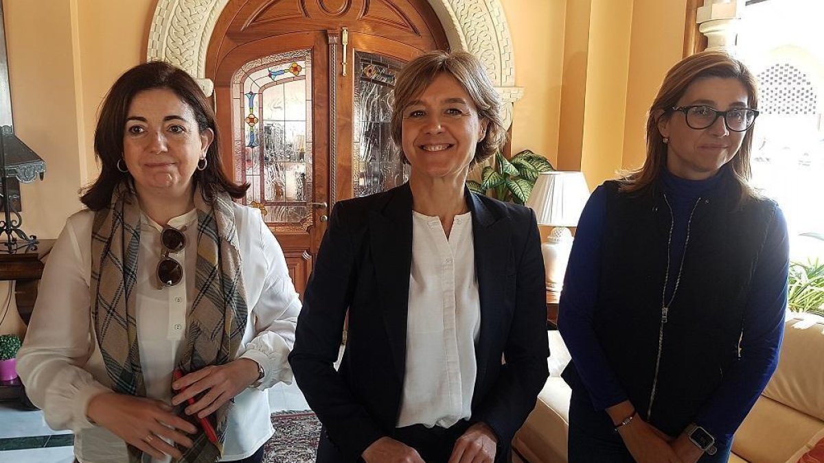 La cabeza de lista al Congreso por Burgos, Sandra Moneo, García Tejerina y la alcaldesa de Aranda, Raquel González.-- L. V.