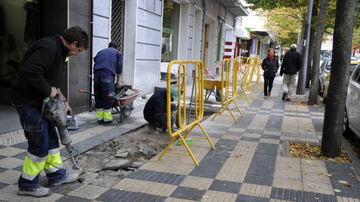 Obras del II Plan de Empleo en la avenida Mariano Vicén.-VALENTÍN GUISANDE