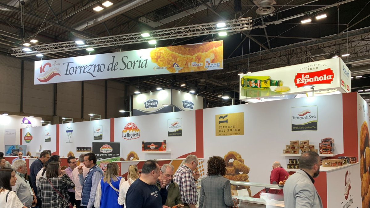 La Marca de Garantía Torrezno de Soria cuenta con espacio propio en el Salón Gourmets, donde además se dan cita 23 empresas de la provincia en el stand de Diputación . CÁMARA DE COMERCIO