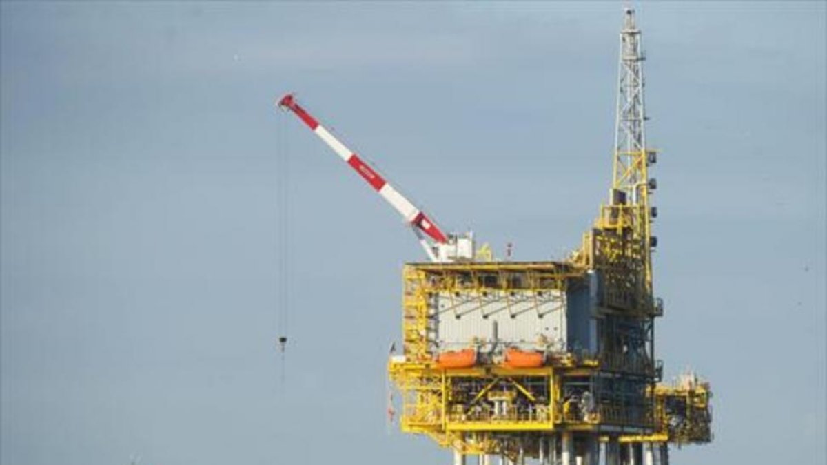 Imagen de la plataforma Castor, custodiada por un buque.-JOAN REVILLAS