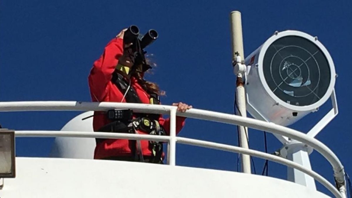 Labores de vigilancia en el 'Golfo Azzurro', la embarcación de rescate de inmigrantes de Open Arms, frente a la costa libia.-