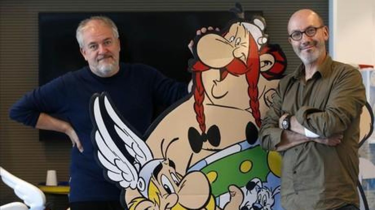 Jean-Yves Ferri (derecha) y Didier Conrad, los autores de Página de 'El papiro del César', nuevo álbum de Astérix.-REUTERS / CHARLES PLATIAU