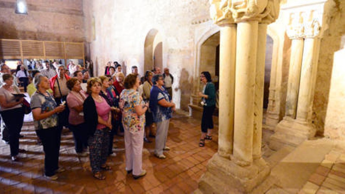 Turistas en uno de los monumentos de Soria. A. M. -