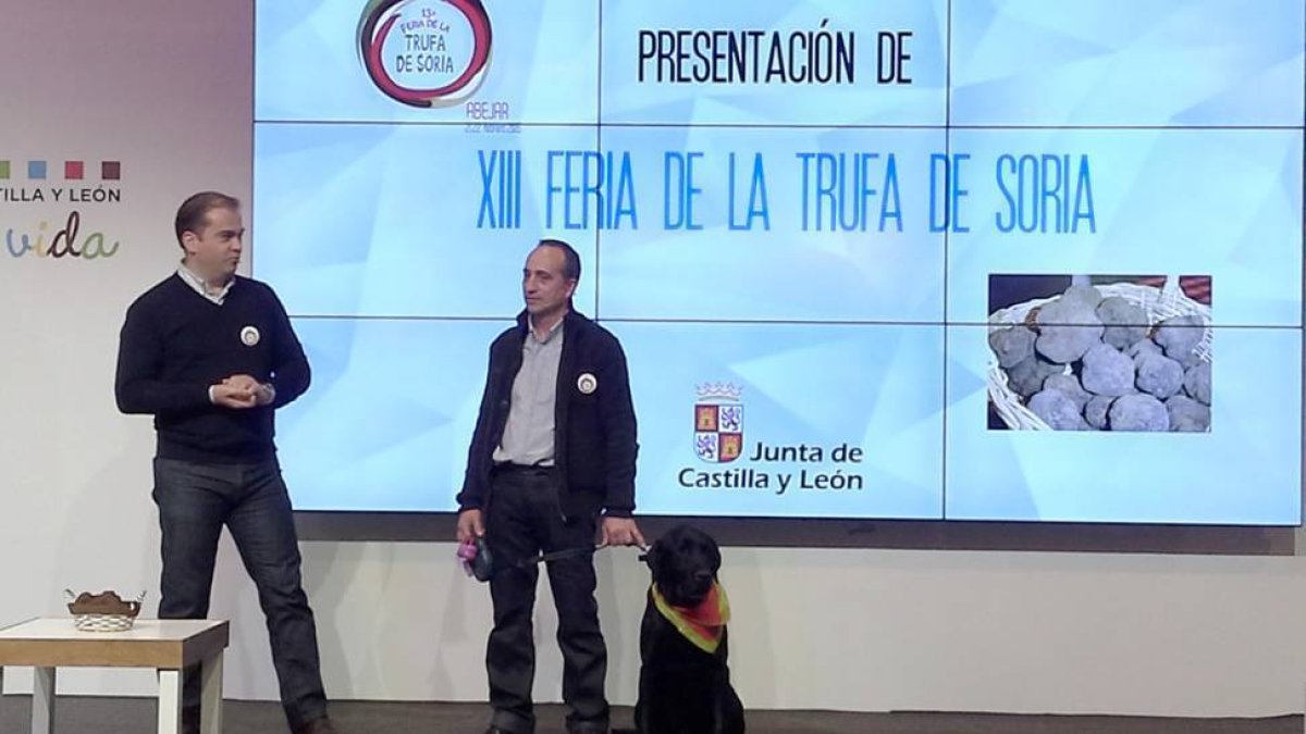 Antonio Romero y Javier López, ayer en Fitur, junto al perro trufero.-BORRÓN Y CUENTA NUEVA