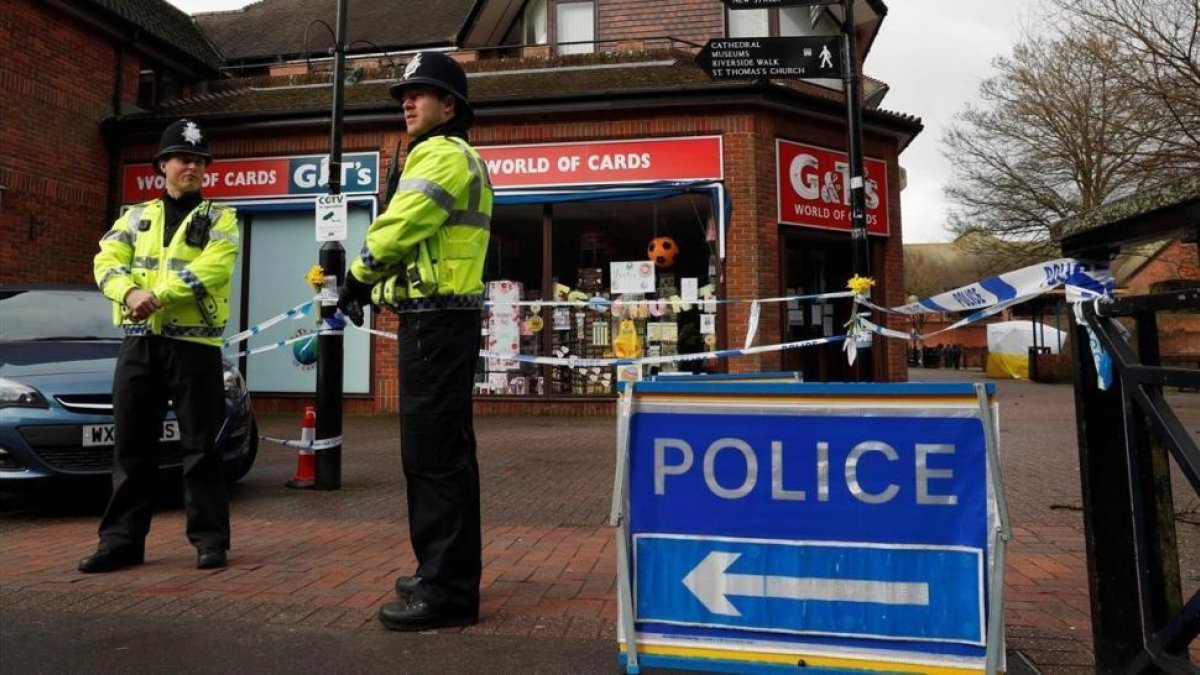 Dos policías montan guardia en una zona céntrica de Salisbury, donde el 4 de marzo fueron aparentemente envenenados el expía Skripal y su hija, el 12 de marzo.-/ AFP / ADRIAN DENNIS