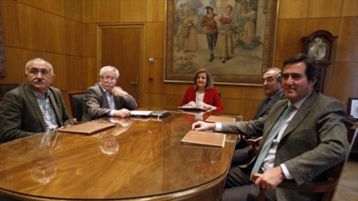 Los sindicalistas Álvarez y Fernández Toxo, la ministra Báñez, y los patronos Rosell y Garmendia, el 17 de octubre.-JUAN MANUEL PRATS