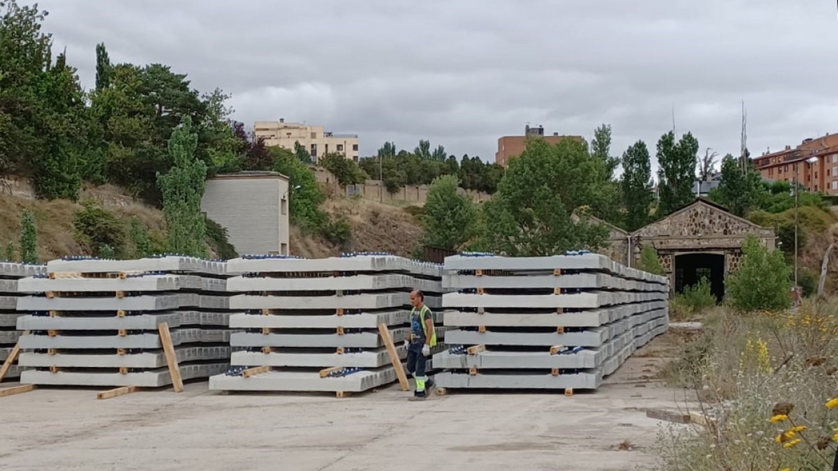 Acopio de material para las obras en la vía del tren. HDS