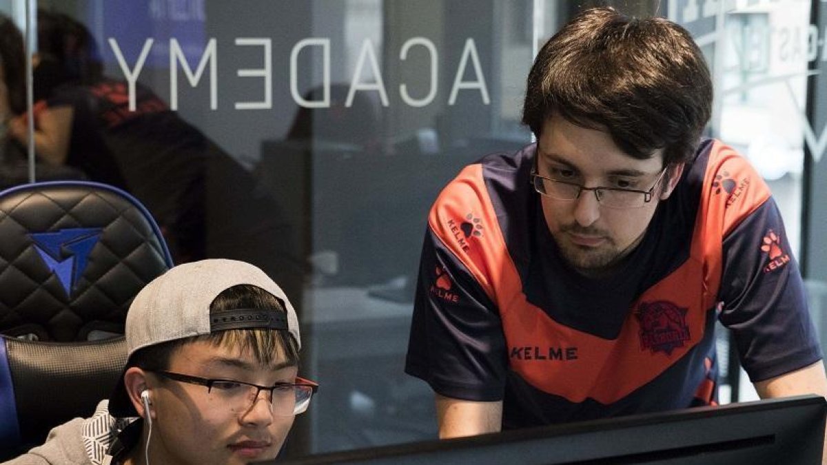 Fernando Soria supervisa a uno de los alumnos de la escuela de e-Sports.-HDS