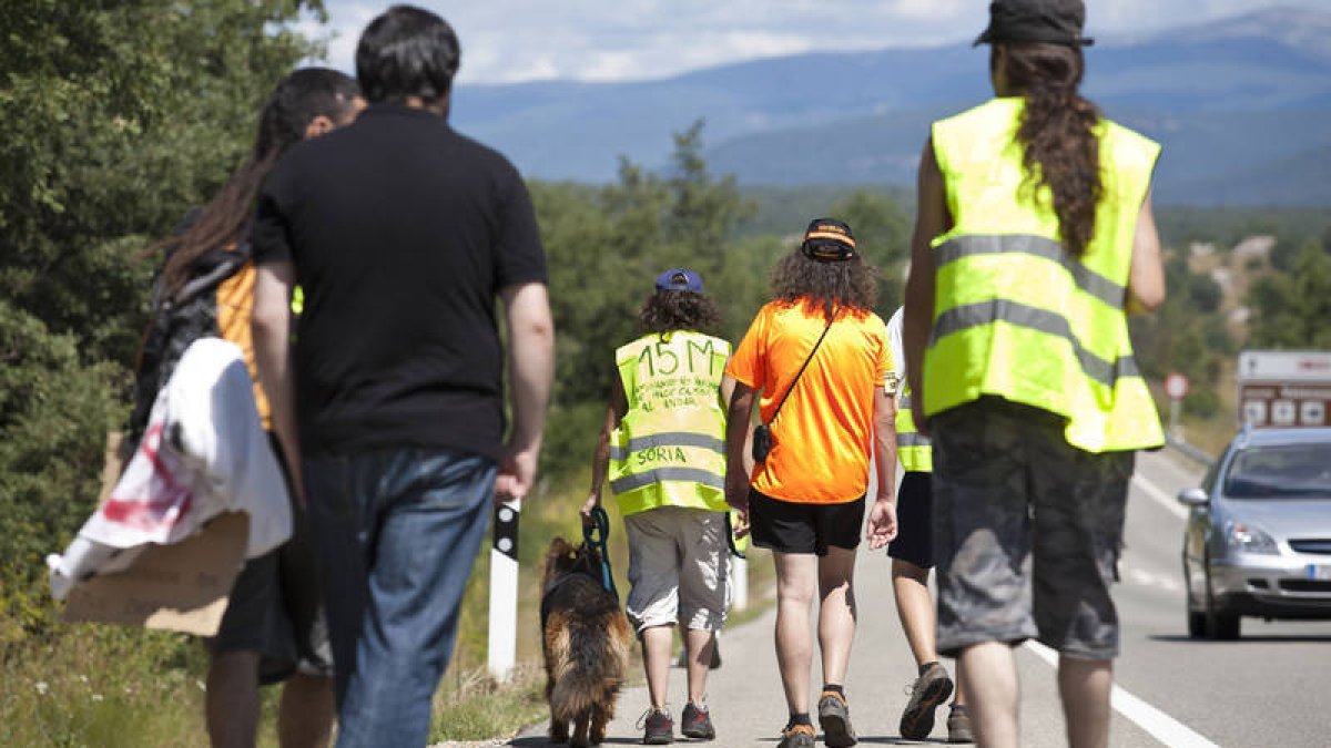 Indignados del 15-M en Soria inician una marcha a pie a Madrid./ C. Serrano (Ical)-