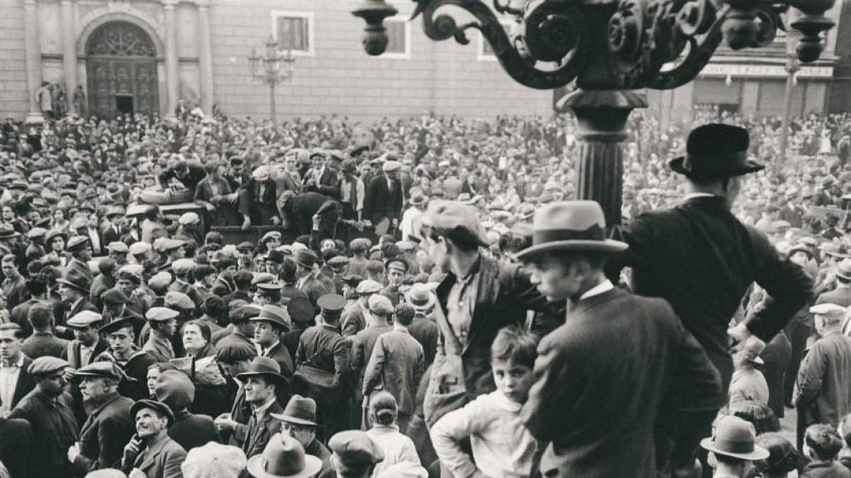 Proclamación de la Segunda República en la plaza de Sant Jaume de Barcelona, el 14 de abril de 1931.-