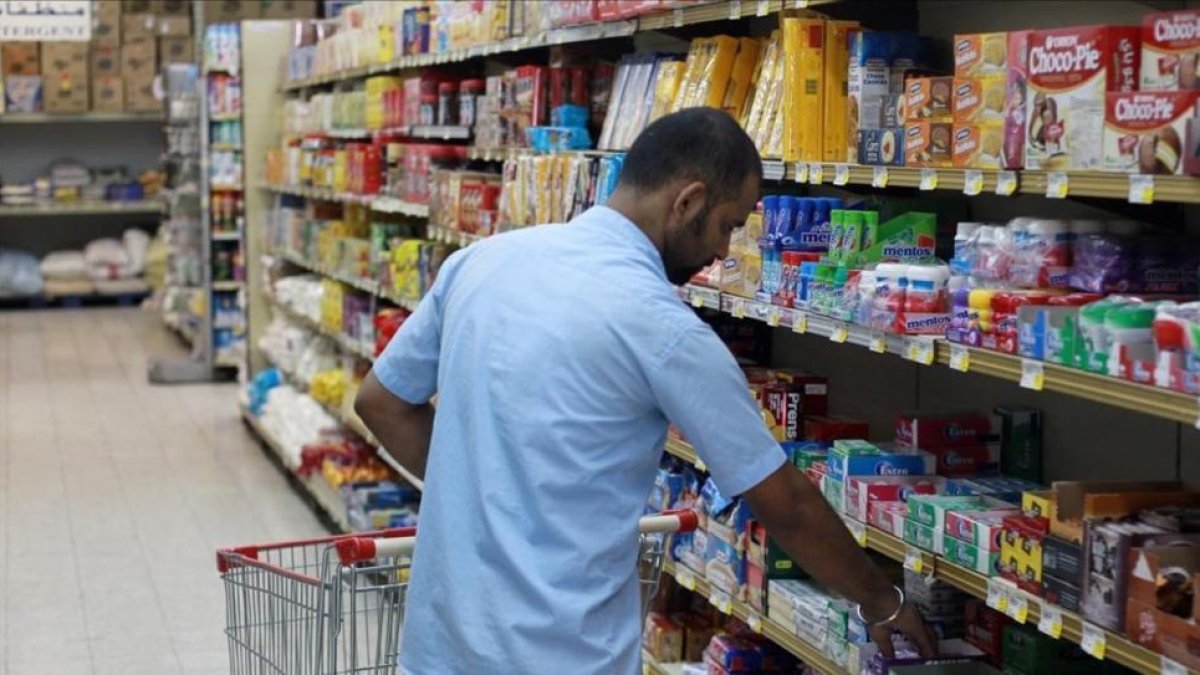 Un empleado repone suministros en un supermercado de Doha, capital de Qatar.-REUTERS / NASEEM ZEITOON