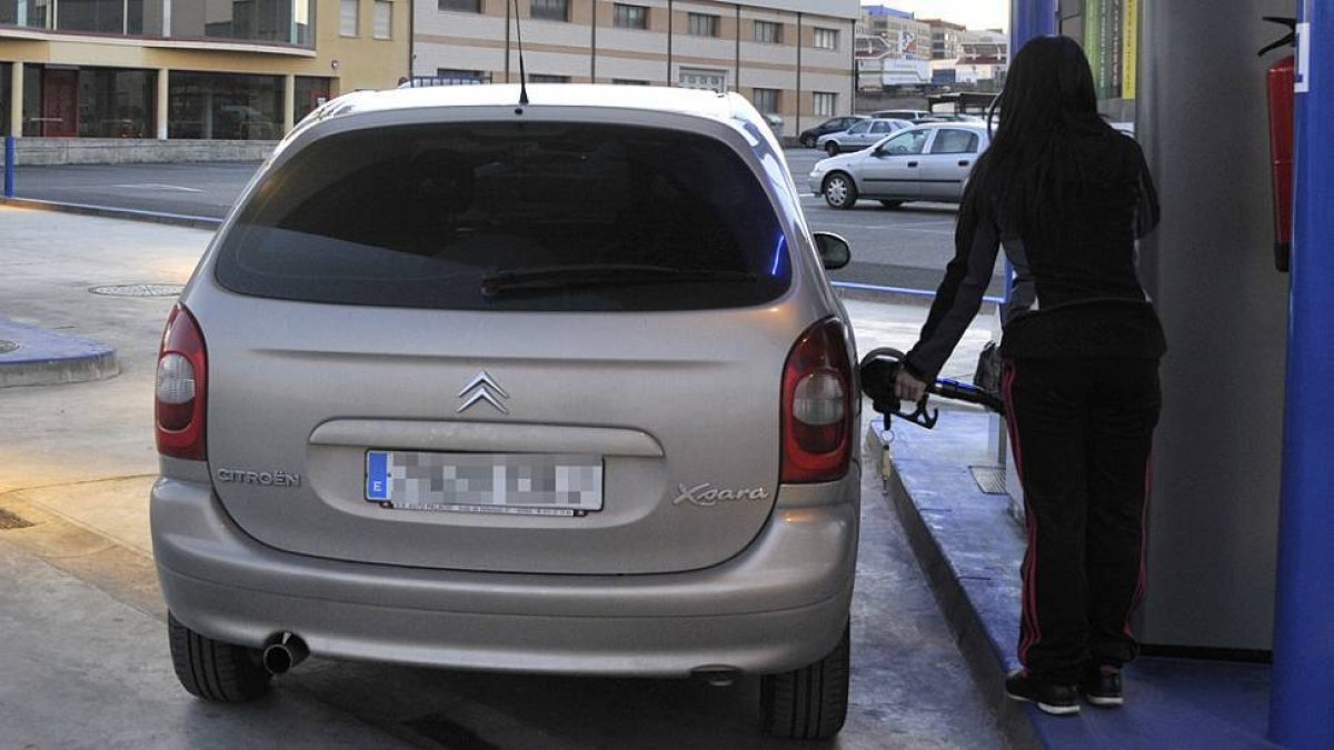 Una persona reposta en una gasolinera de la capital en una imagen de archivo.-VALENTÍN GUISANDE