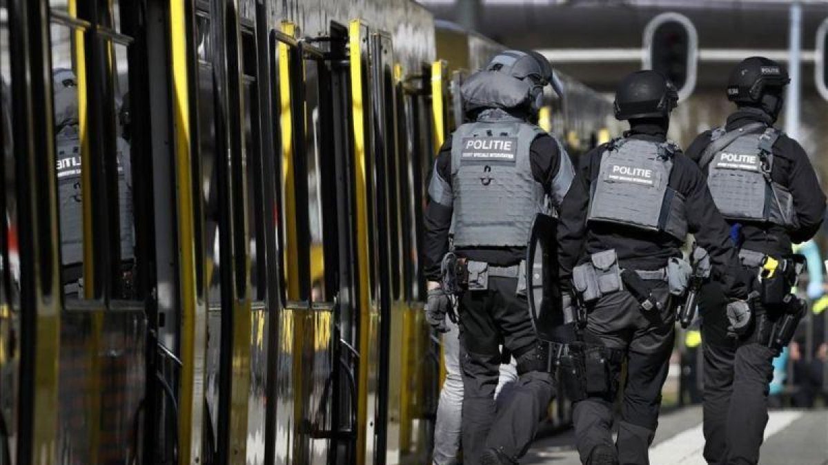 Policías al lado del tranvía donde se ha producido el Tiroteo, en Utrecht.-ROBIN VAN LONKHUIJSEN (AFP)