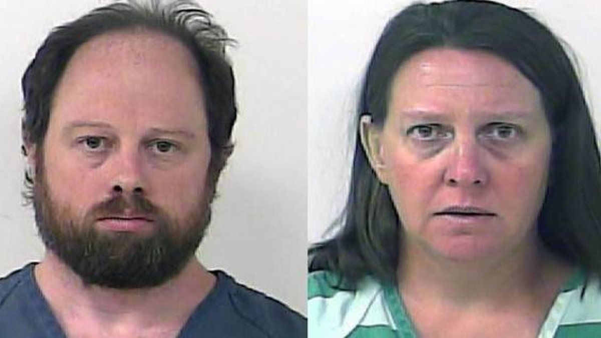 Robert Johnson, de 44 años, y Marie Johnson, de 43, fotografiados por la policía tras ser detenidos acusados de abuso sexual de una menor.-ST. LUCIE SHERIFF'S DEPT / FLORIDA