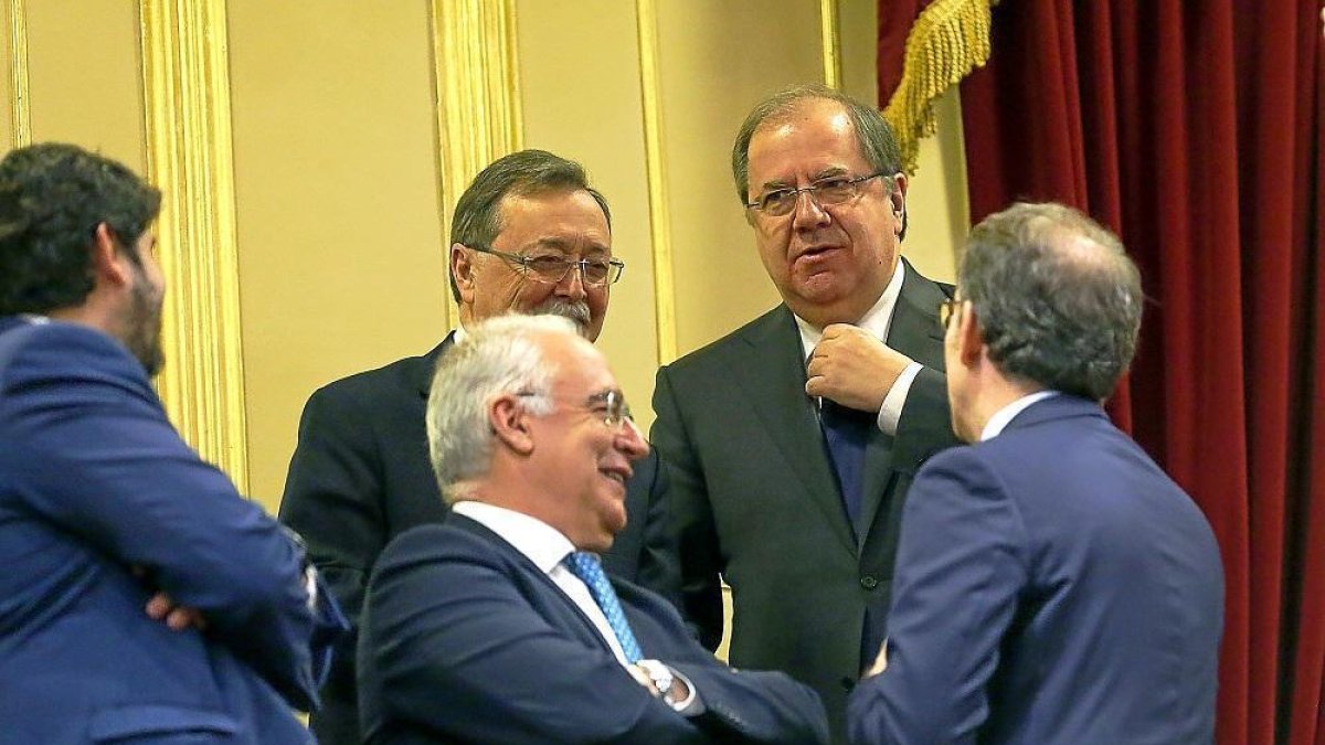 Juan Vicente Herrera conversa con otros presidentes autonómicos en el acto celebrado en el Congreso.-- ICAL