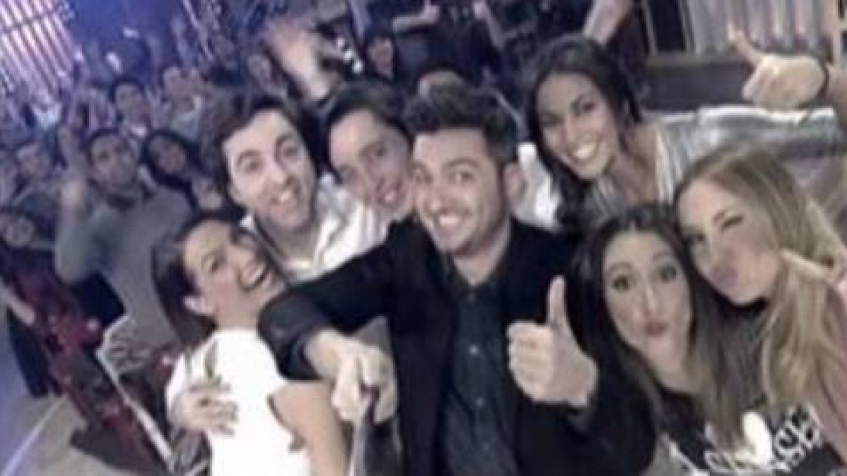 El 'selfie' del 'pequeño Nicolás' con el equipo de 'Todo va bien'.-Foto: TWITTER / @FRANNICOLAS_G
