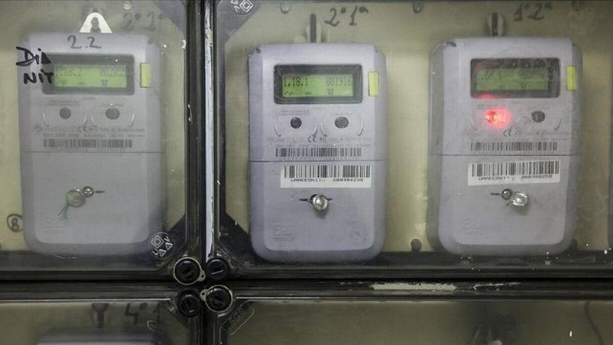 Contadores de electricidad en una comunidad.-JOAN PUIG