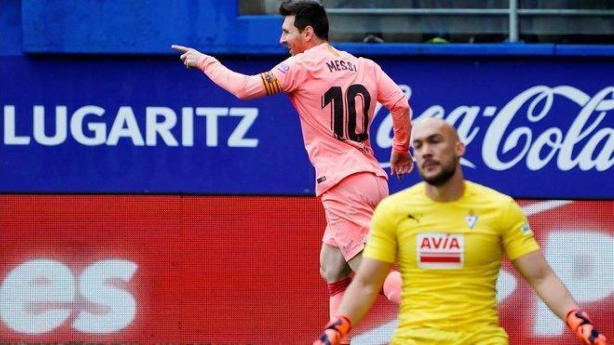 Messi celebra su primer gol ante el Eibar mientras Dmitrovic se muestra desolado.-EL PERIÓDICO