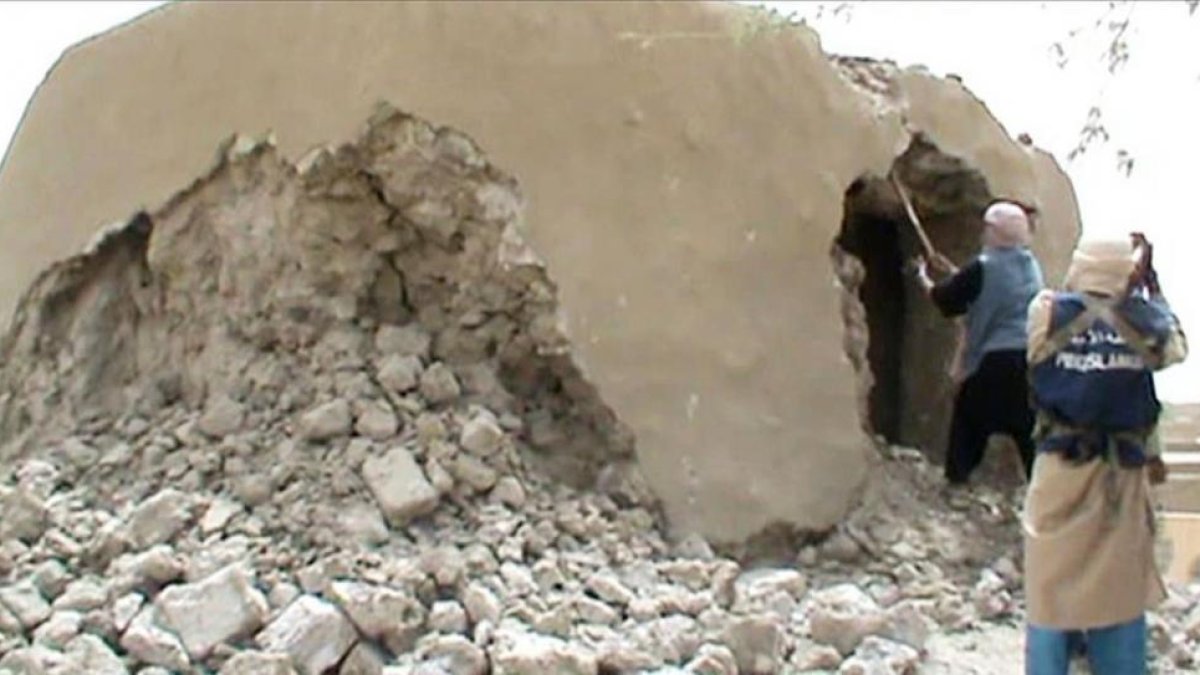Militantes islamistas destruyen un antiguo santuario en Tombuctú el 1 de julio del 2012.-AFP