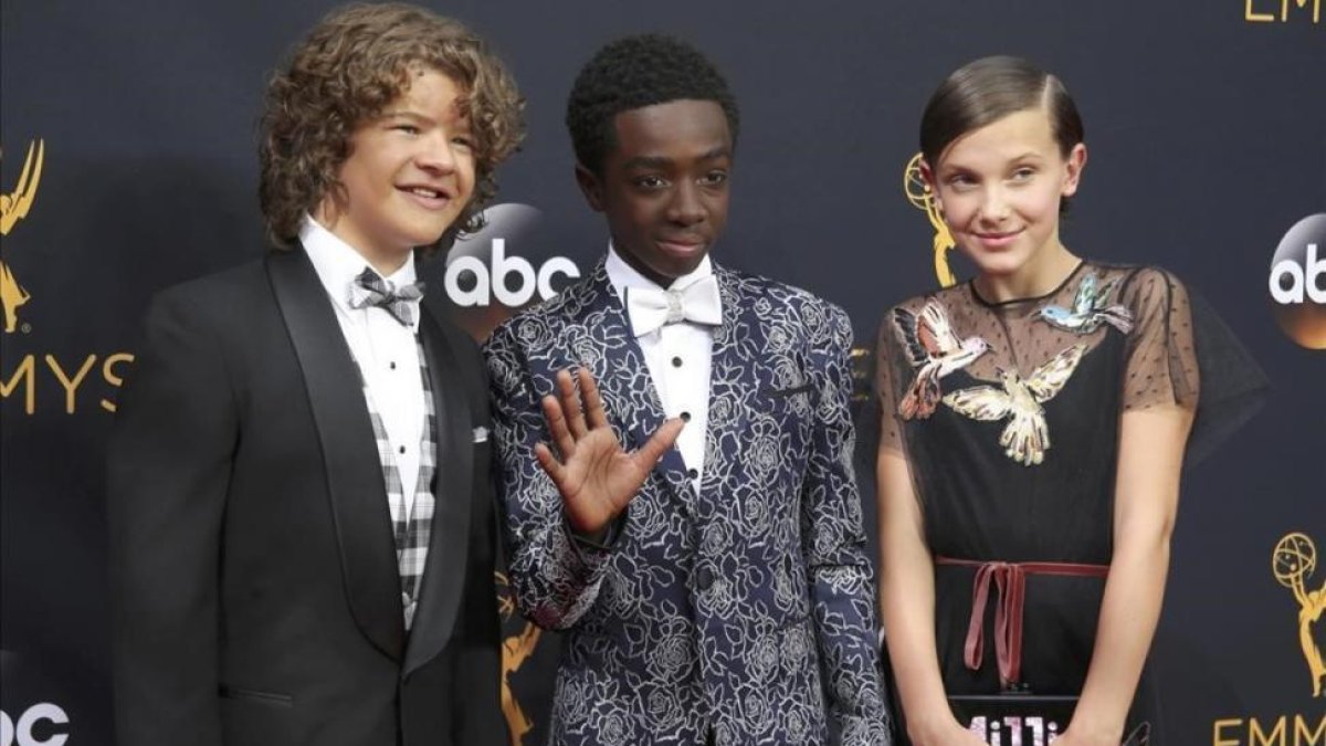 Gaten Matarazzo (a la izquierda), con Caleb McLaughlin y Millie Bobby Brown, en la fiesta de los Emmy de septiembre pasado.-/ REUTERS