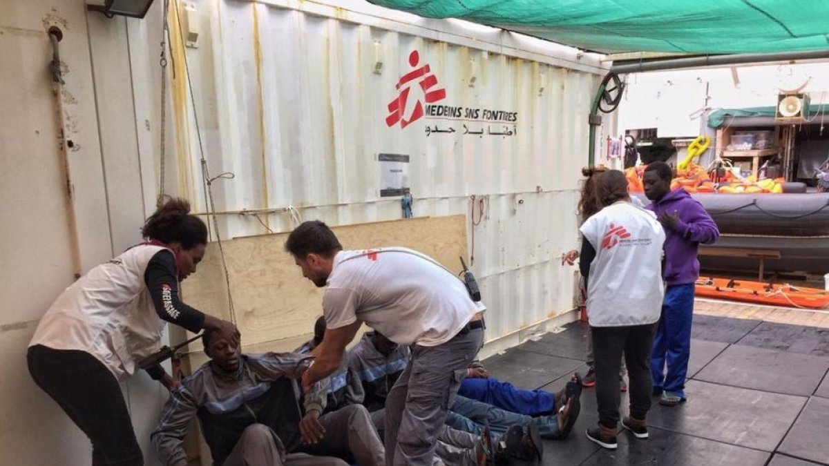 Personal de MSF atienden a los supervivientes del naufragio, a bordo del 'Bourbon Argos'.-MÉDICOS SIN FRONTERAS