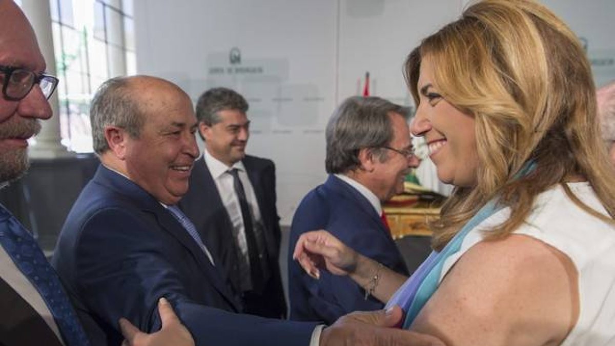 La presidenta de Andalucía, Susana Díaz, saluda al alcalde de Granada, José Torres Hurtado, el pasado día 29.-Foto: EFE/ JULIO MUÑOZ