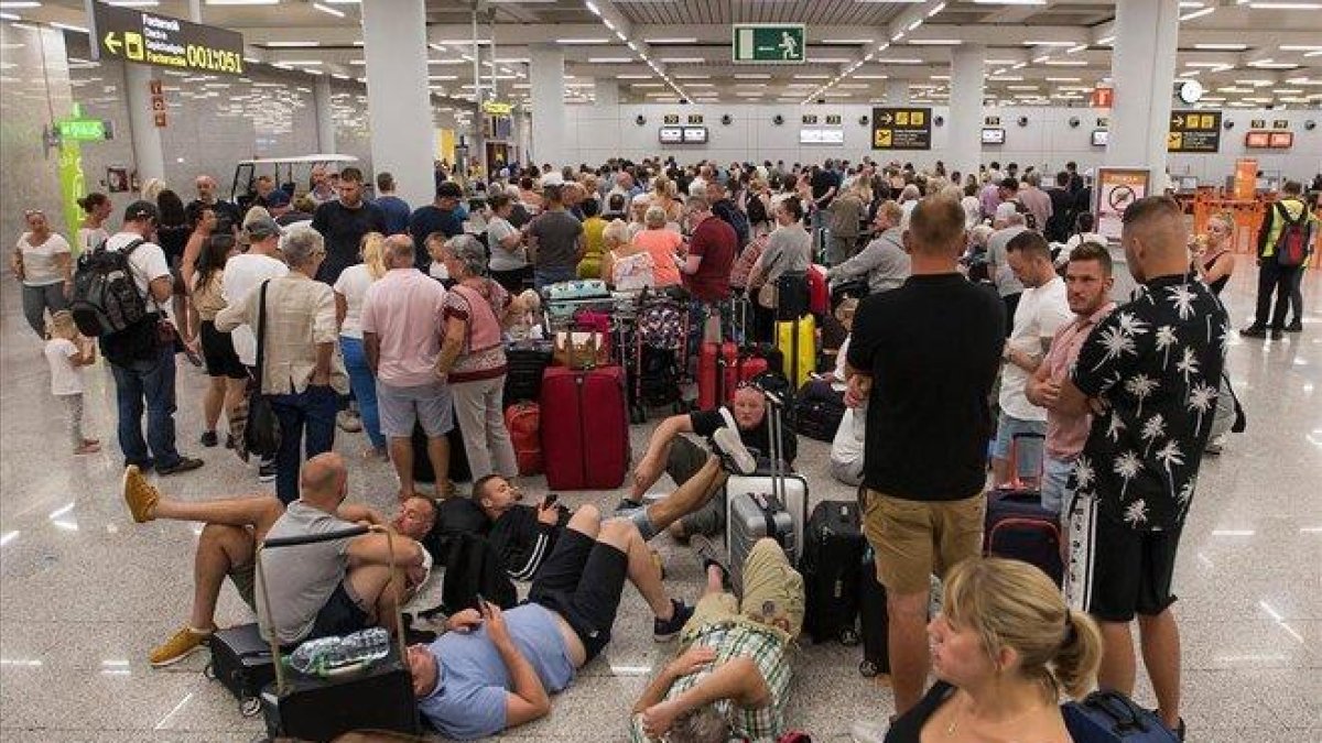 Pasajeros de Thomas Cook en el aeropuerto.-