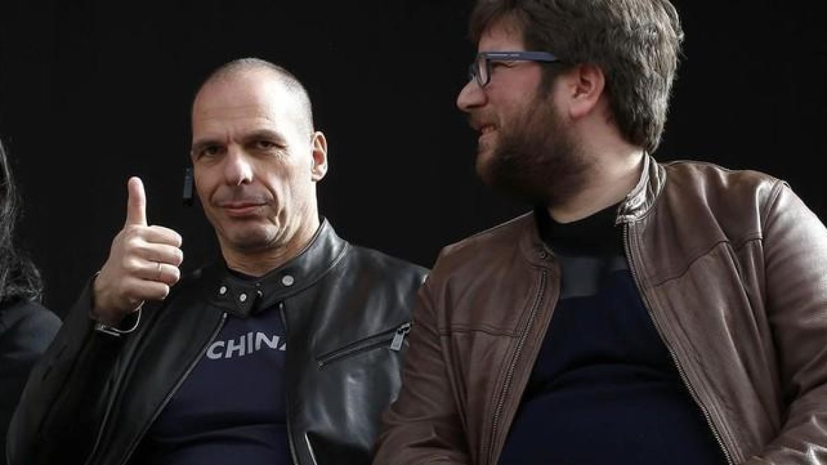 Yanis Varoufakis y el eurodiputado de Podemos Miguel Urbán.-EFE / PACO CAMPOS