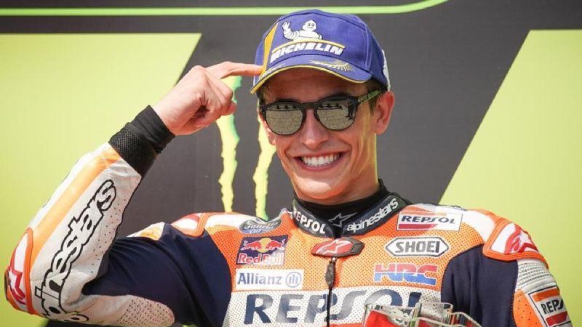 Marc Márquez (Honda) se señala la cabeza en el podio de Brno, haciendo referencia a su sabia decisión de no jugársela en carrera.-ALEJANDRO CERESUELA