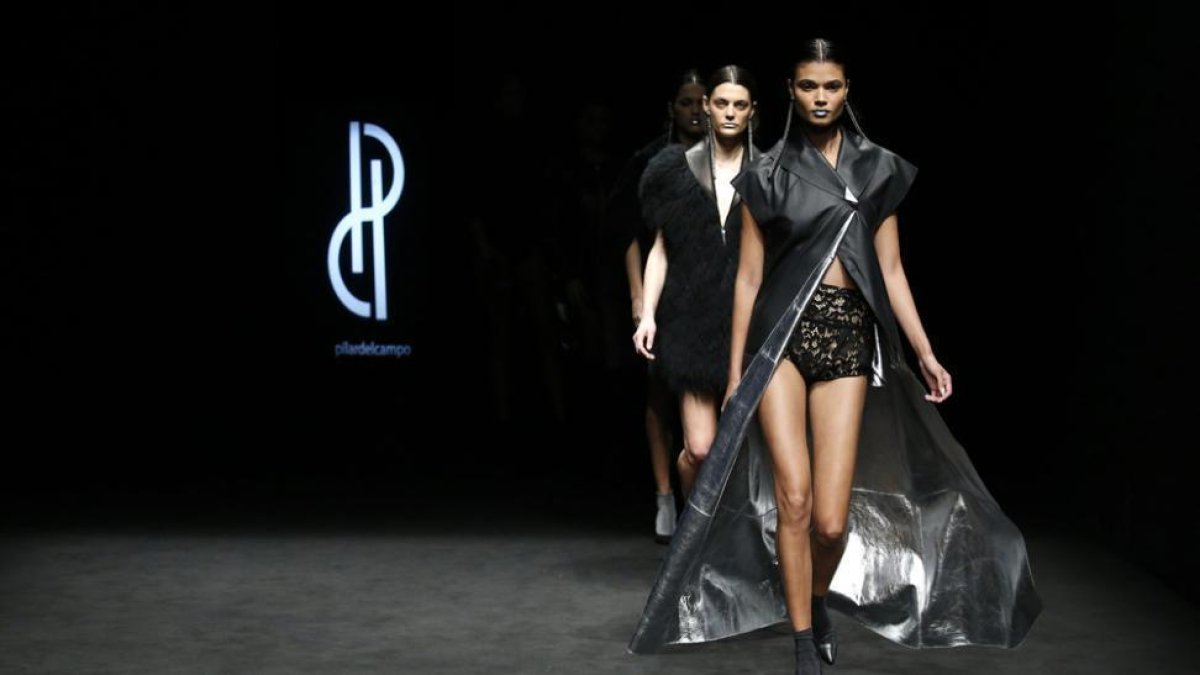 Dos modelos desfilan con creaciones de Pilar del Campo.-GENERALITAT DE CATALUNYA