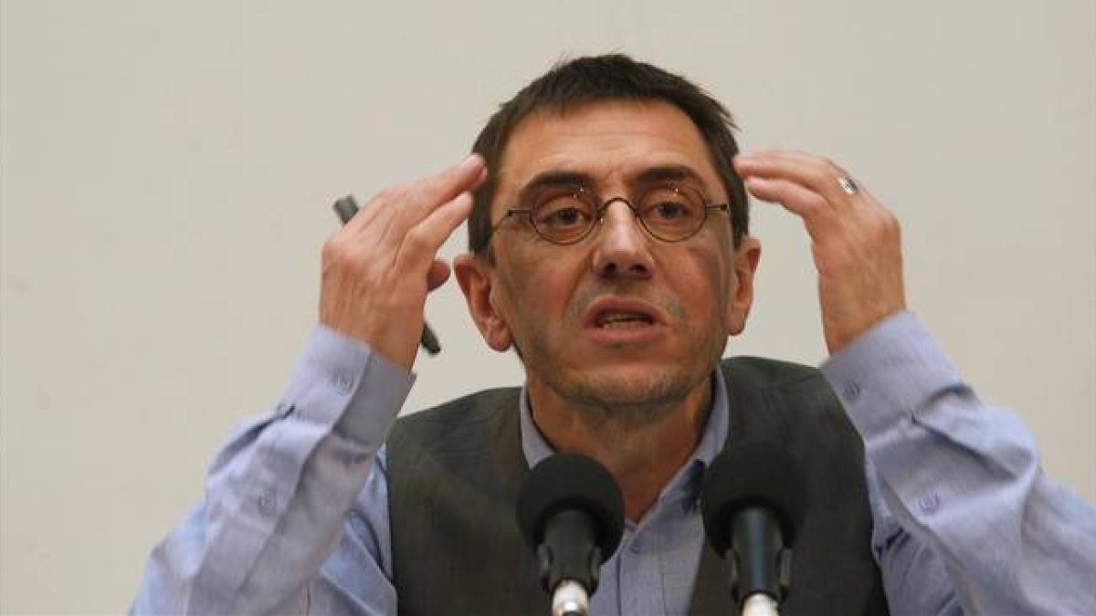 El número tres de Podemos, este viernes, en la rueda de prensa que ha ofrecido para dar explicaciones.-Foto: DAVID CASTRO