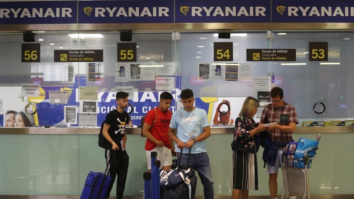 La T-2 del aeropuerto de Barcelona, durante la huelga de Ryanair.-DANNY CAMINAL