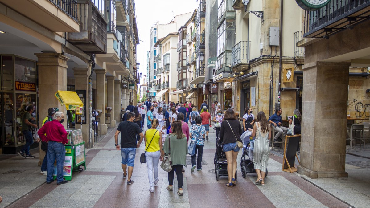 El Collado, vía comercial de la capital. MARIO TEJEDOR