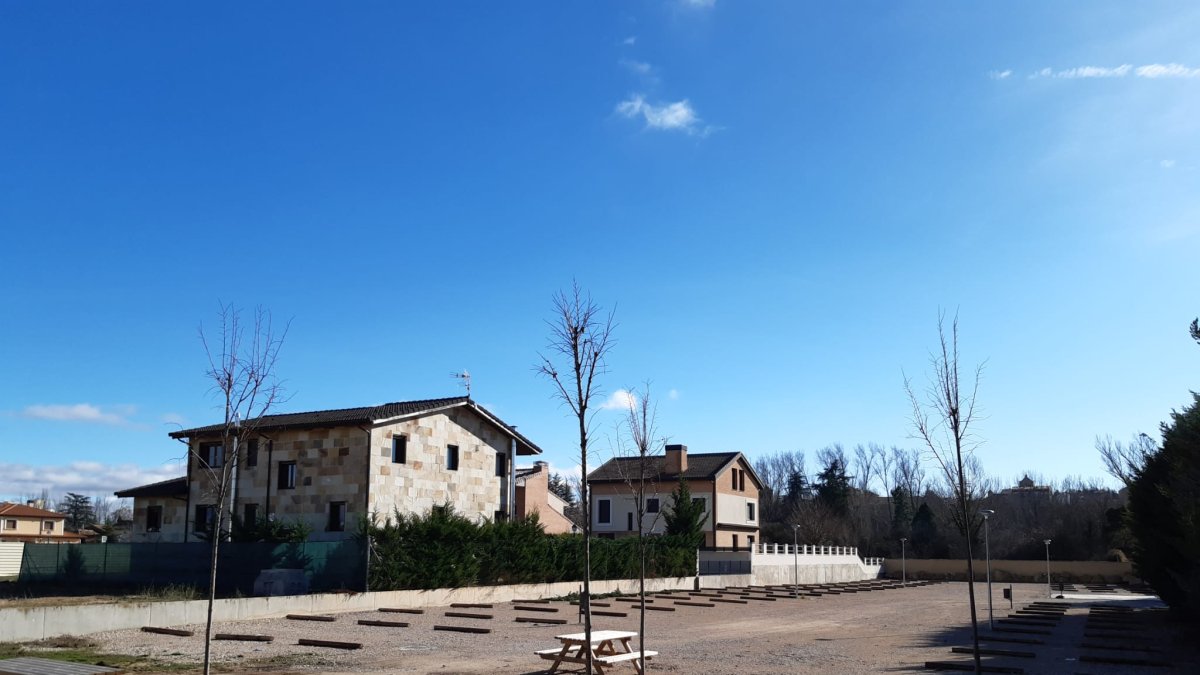 Zona en la que se ha replantado y colocado mobiliario.-HDS