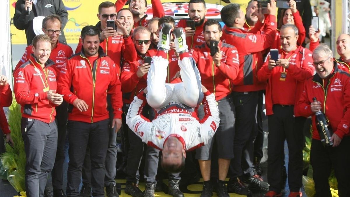 Sábastien Loeb celebra con un salto mortal en el podio de Salou su triunfo en el Rally RACC Catalunya.-JAUME SELLART