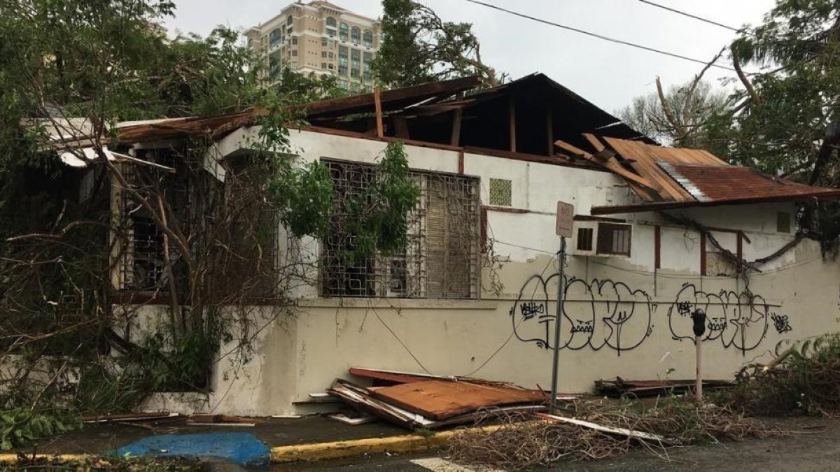 Daños causados en una casa tras el paso del huracán, en San Juan (Puerto Rico), el 21 de septiembre-EFE / JORGE MUNIZ