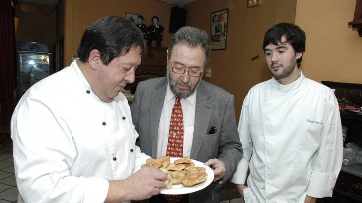 Carlos de la Casa ve algunas de las setas con las que se elaborarán los platos del Buscasetas. / ÁLVARO MARTÍNEZ-