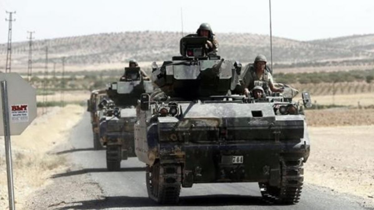 Soldados turcos con tanques regresan de una misión en Siria.-SEDAT SUNA / EFE