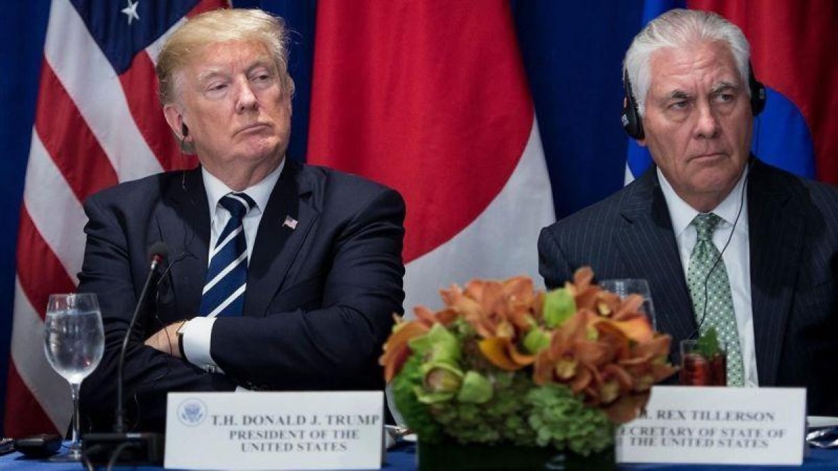 Trump (izquierda) y Tillerson escuchan a una delegación extranjera, en el marco de la Asamblea General de la ONU, el 21 de septiembre, en Nueva York.-AFP / BRENDAN SMIALOWSKI