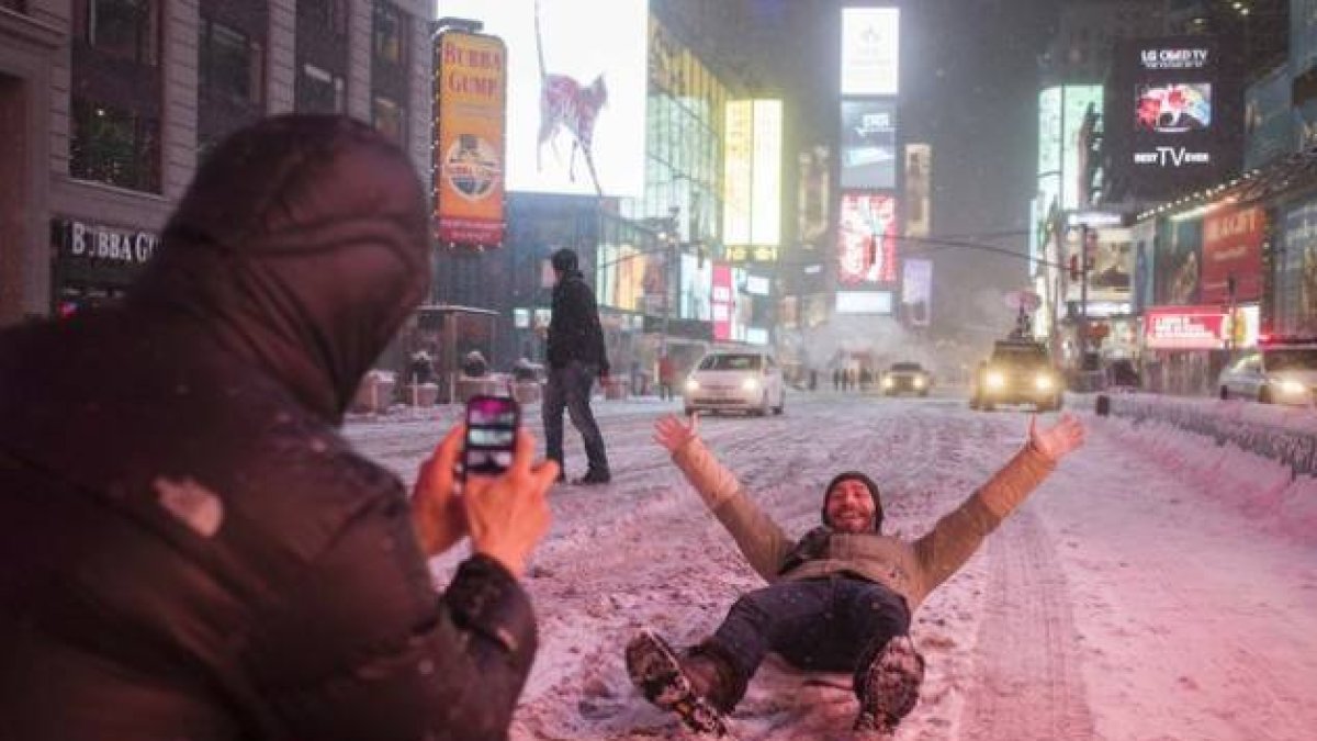 Buen humor en una Nueva York nevada.-Foto: ADREES LATIF / REUTERS