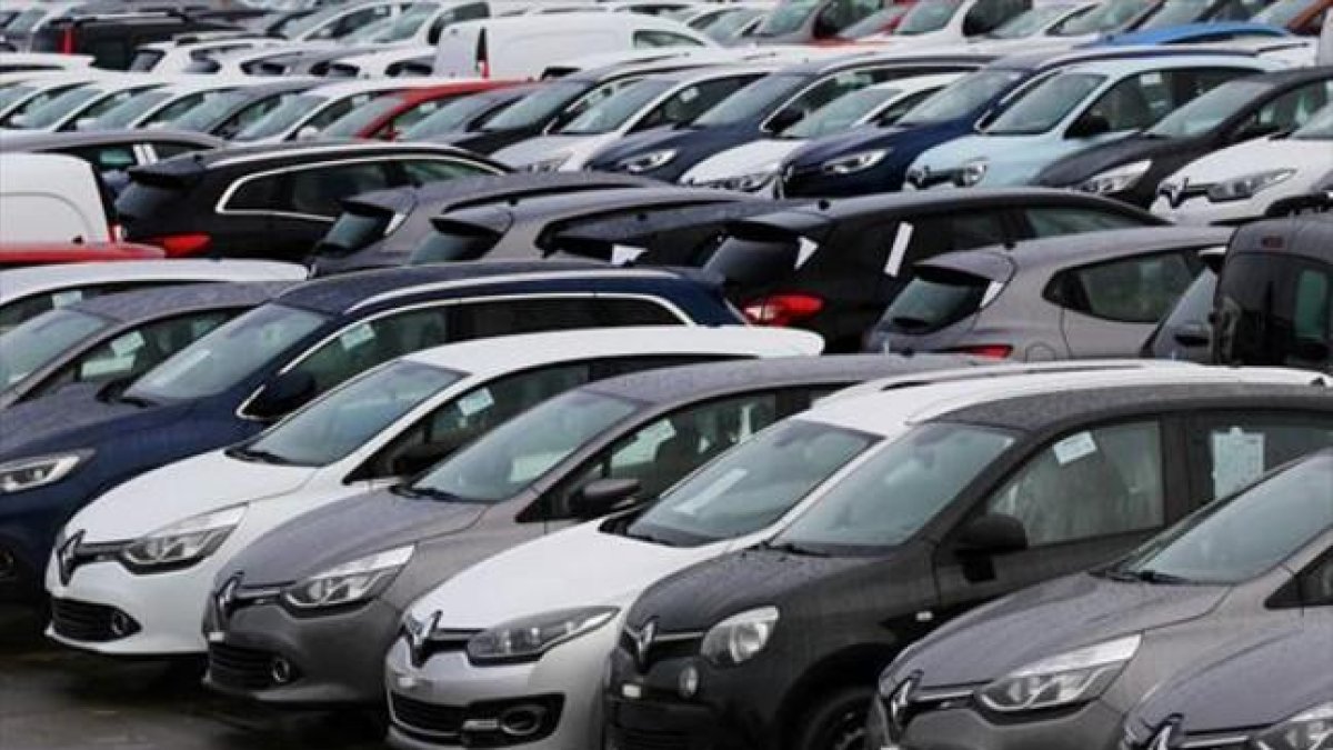 Coches Renault en Aubergenville.-REUTERS / JACKY NAEGELEN