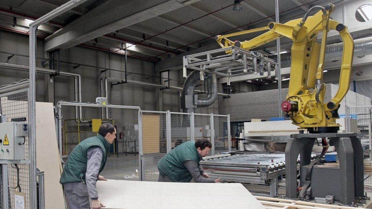 Trabajadores de Norma Doors en la factoría de San Leonardo de Yagüe.-L.A.T.