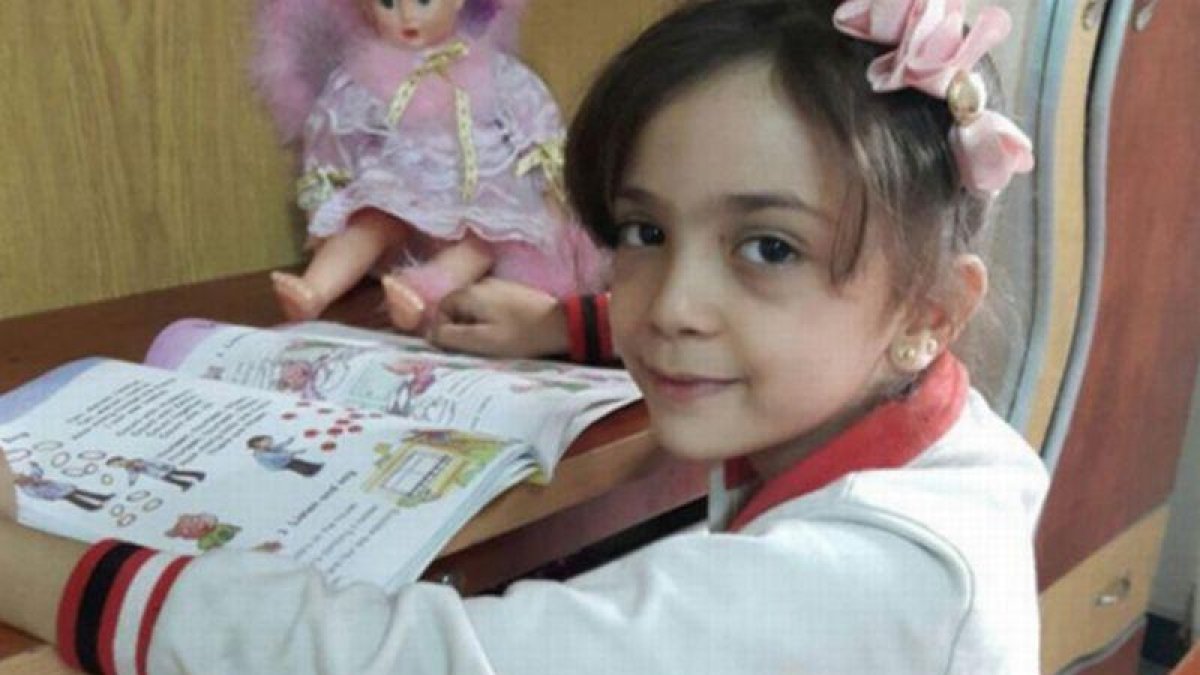 Un mensaje de Bana Alabed, de siete años, en que explica que leyendo intenta evadirse de los bombardeos.-TWITTER