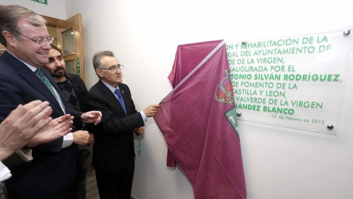 El consejero de Fomento y Medio Ambiente, Antonio Silván, y el alcalde del municipio, David Fernández en la inauguración de la ampliación y rehabilitación de la Casa Consistorial de Valverde de la Virgen (León)-Ical