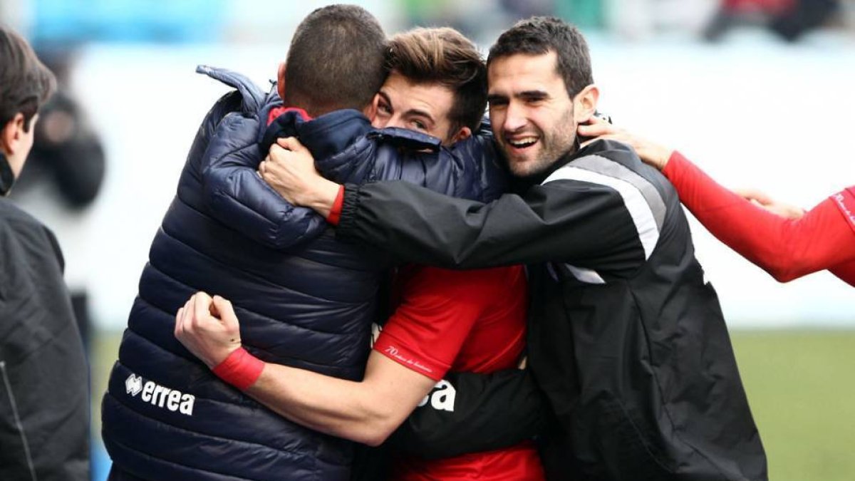 Los rojillos celebran uno de los goles en Ponferrada.-Área 11