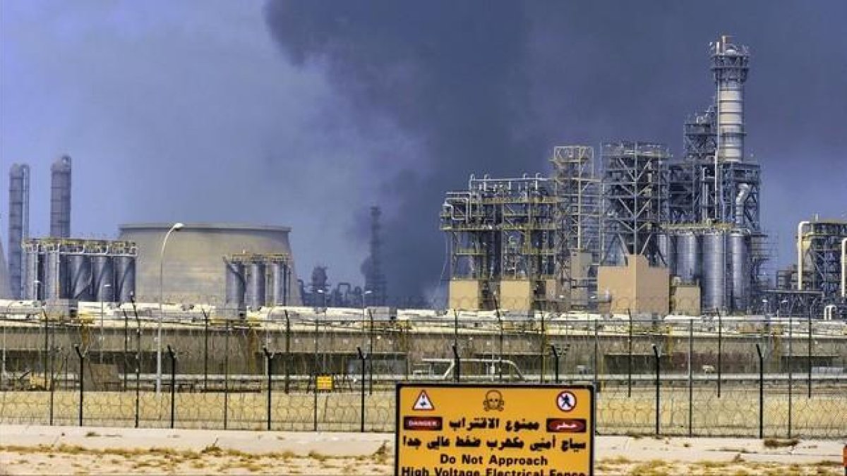 Una refinería de petróleo en Kuwait.-EFE / RAED QUTENA