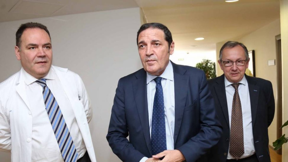 El consejero de Sanidad, Antonio María Sáez, preside la mesa redonda conmemorativa del 40 aniversario de la Unidad Docente del Hospital de Segovia-Ical