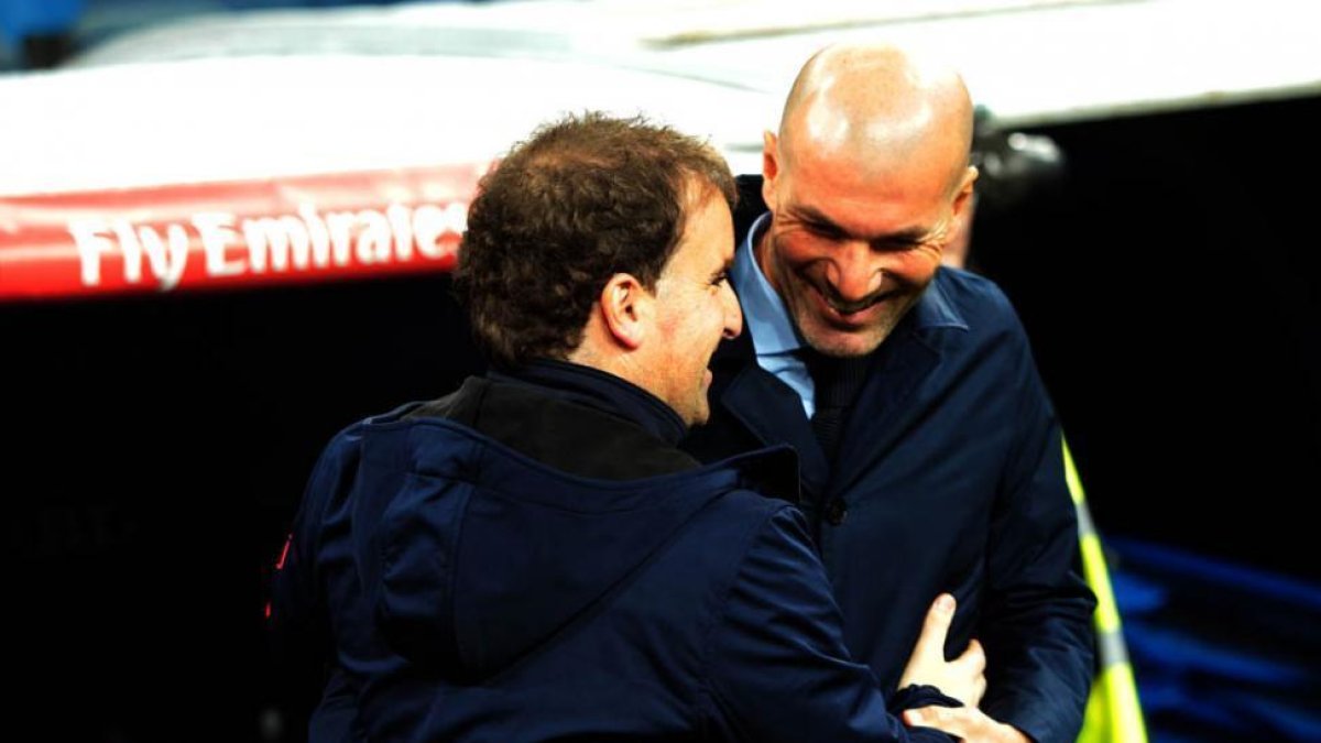 Arrasate y Zidane se saludan instantes antes de iniciarse el partido.-Área 11